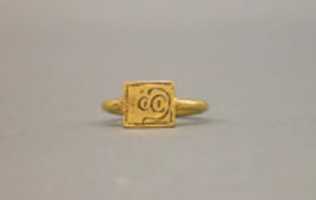 ດາວ​ໂຫຼດ​ຟຣີ Ring with Square Bezel with Sri Inscription ຮູບ​ພາບ​ຟຣີ​ຫຼື​ຮູບ​ພາບ​ທີ່​ຈະ​ໄດ້​ຮັບ​ການ​ແກ້​ໄຂ​ກັບ GIMP ອອນ​ໄລ​ນ​໌​ບັນ​ນາ​ທິ​ການ​ຮູບ​ພາບ