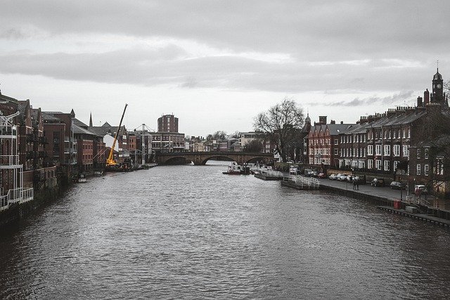 Faça o download gratuito da imagem gratuita da água da ponte da cidade dos edifícios do rio para ser editada com o editor de imagens on-line gratuito do GIMP