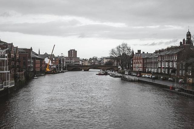Descargue gratis la imagen gratuita del agua del puente de la ciudad de los edificios del río para editar con el editor de imágenes en línea gratuito GIMP
