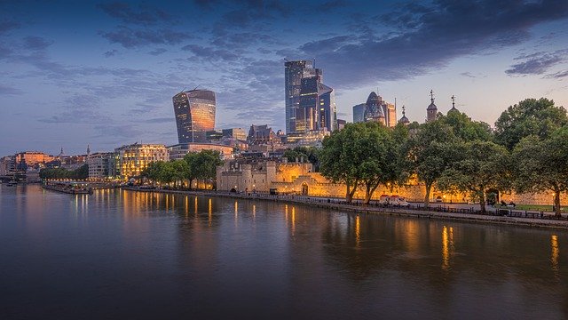 Descargue gratis la imagen gratuita del horizonte de los edificios de la ciudad del río para editar con el editor de imágenes en línea gratuito GIMP