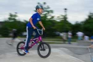 Безкоштовно завантажте фотографію Rocking My Pink Bike для редагування в онлайн-редакторі зображень GIMP