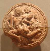 Libreng download Rondel with a Racing Male Deity Cradling His Consort (Marahil Shiva at Parvati) libreng larawan o larawan na ie-edit gamit ang GIMP online image editor