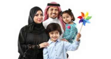 Scarica gratuitamente Saudifamily 1 1024x 552 foto o immagine gratuita da modificare con l'editor di immagini online GIMP