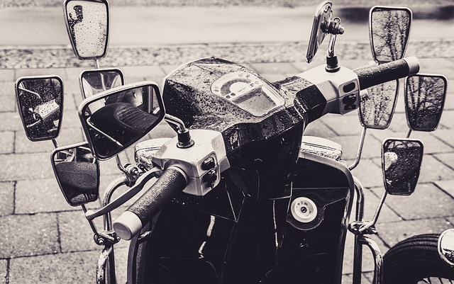 Descarga gratis la imagen gratuita de los espejos de la motocicleta scooter para editar con el editor de imágenes en línea gratuito GIMP