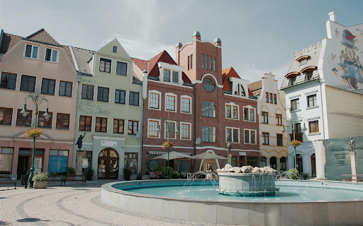 A fountain in the middle of a city square  from Chrome web store to be run with OffiDocs Chromium online