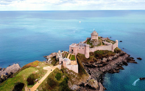 Ancient castle by the sea  from Chrome web store to be run with OffiDocs Chromium online