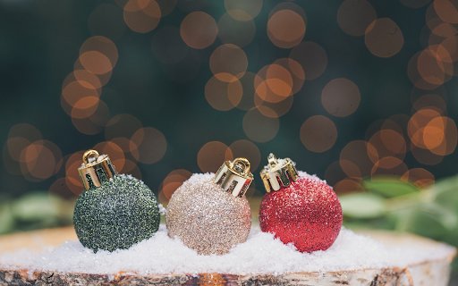 Balls decorate the pine tree  from Chrome web store to be run with OffiDocs Chromium online