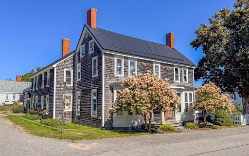 Big flower tree in front of the door  from Chrome web store to be run with OffiDocs Chromium online