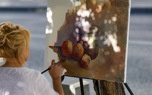 Blonde girl and painting  from Chrome web store to be run with OffiDocs Chromium online