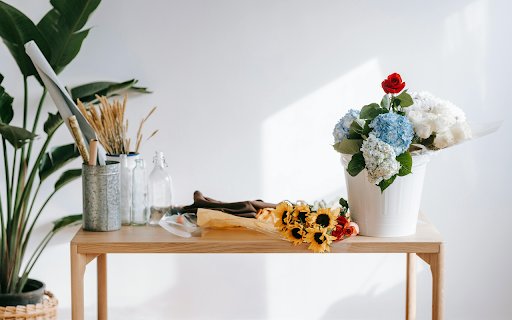 Bouquet of hydrangeas and rose on table with sunflowers  from Chrome web store to be run with OffiDocs Chromium online