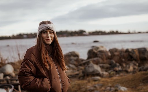 Brown haired girl by the lake  from Chrome web store to be run with OffiDocs Chromium online