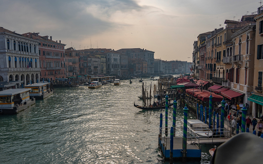 Bustling city by the river  from Chrome web store to be run with OffiDocs Chromium online