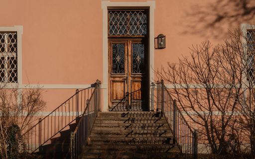 Charming Pink Facade with Rustic Wooden Door  from Chrome web store to be run with OffiDocs Chromium online