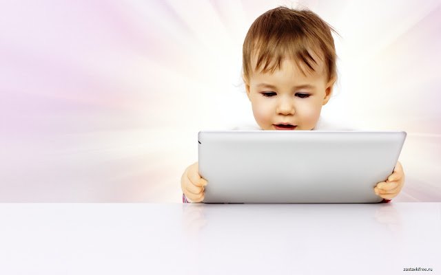 Enfant avec tablette de la boutique en ligne Chrome à exécuter avec OffiDocs Chromium en ligne