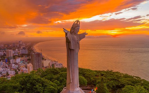 Christ the King Statue – A Majestic Landmark atop Núi Nhỏ  from Chrome web store to be run with OffiDocs Chromium online