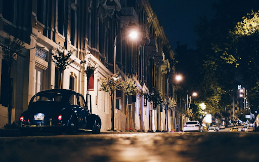 Classic Car on Cobblestone Street at Night  from Chrome web store to be run with OffiDocs Chromium online