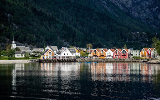 Colorful houses along the lake  from Chrome web store to be run with OffiDocs Chromium online