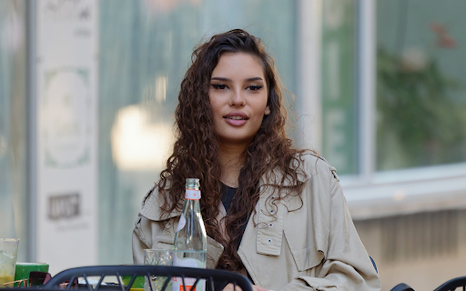Curly hair girl  from Chrome web store to be run with OffiDocs Chromium online