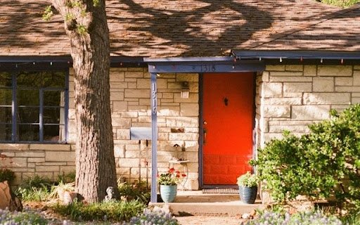 Floral Accents at a Stone Cottage  from Chrome web store to be run with OffiDocs Chromium online