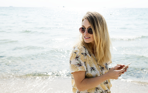 Girl on the beach  from Chrome web store to be run with OffiDocs Chromium online