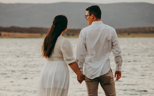 Holding hands on the beach  from Chrome web store to be run with OffiDocs Chromium online