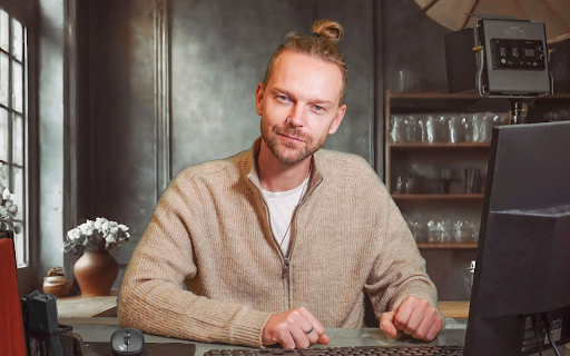 Man and blond hair  from Chrome web store to be run with OffiDocs Chromium online