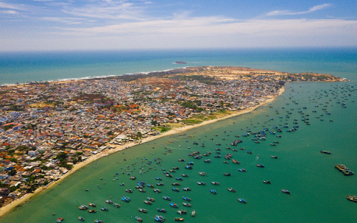 Mũi Né Coastline – A Stunning Panorama of Sun, Sand, and Sea  from Chrome web store to be run with OffiDocs Chromium online