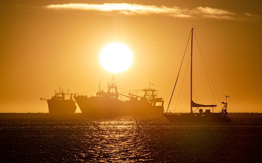 Red sun above the boat  from Chrome web store to be run with OffiDocs Chromium online