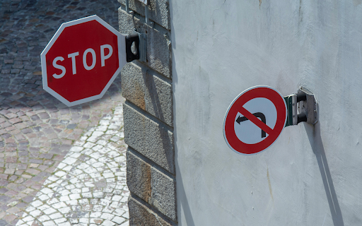 Road Signs on Wall on Street  from Chrome web store to be run with OffiDocs Chromium online