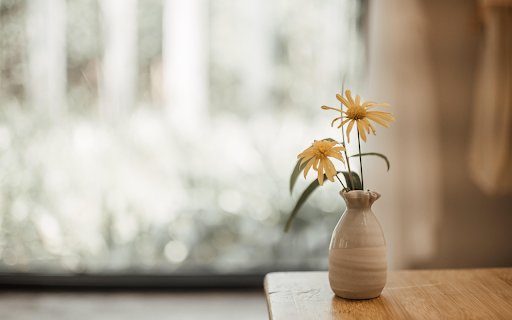 Simple Vase with Yellow Blooms  from Chrome web store to be run with OffiDocs Chromium online