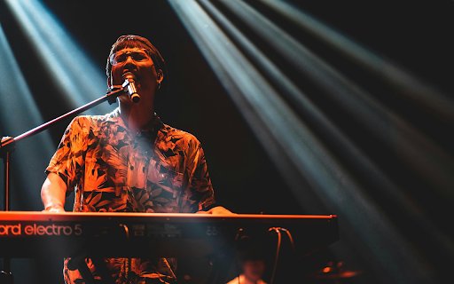 Singer burns the stage  from Chrome web store to be run with OffiDocs Chromium online