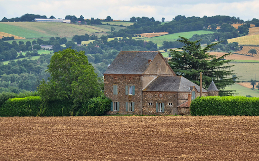 Stone Farmhouse in Rolling Hills  from Chrome web store to be run with OffiDocs Chromium online