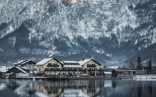 Stunning Winter Mountain Lodge by Serene Lake  from Chrome web store to be run with OffiDocs Chromium online