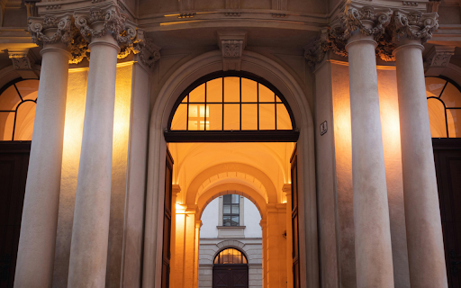 The entrance to a building with columns and arches  from Chrome web store to be run with OffiDocs Chromium online