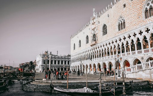 Tourists in Front of Palazzo Ducale in Venice Ital  from Chrome web store to be run with OffiDocs Chromium online
