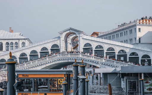 Unrecognizable people on Rialto Bridge against buildings in city  from Chrome web store to be run with OffiDocs Chromium online