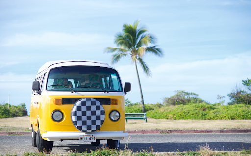 Vintage Yellow VW Bus with Palm Tree in Hawaii  from Chrome web store to be run with OffiDocs Chromium online