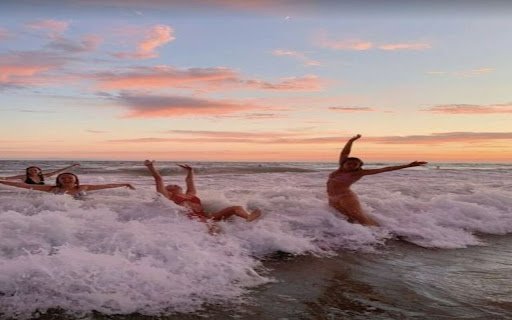 wallpaper girls playing in the sea  from Chrome web store to be run with OffiDocs Chromium online