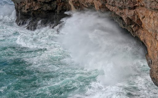 Waves crash into the rock cavity  from Chrome web store to be run with OffiDocs Chromium online