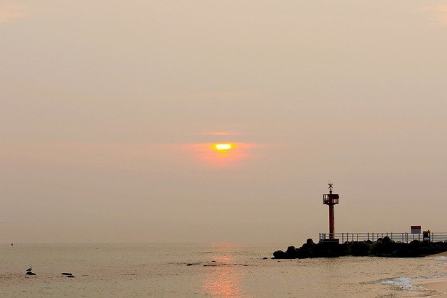 Bezpłatne pobieranie bezpłatnego zdjęcia latarni morskiej o wschodzie słońca na plaży do edycji za pomocą bezpłatnego edytora obrazów online GIMP