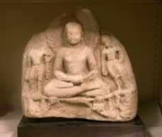 Téléchargez gratuitement la photo ou l'image gratuite de Bouddha assis flanqué de bodhisattvas à éditer avec l'éditeur d'images en ligne GIMP