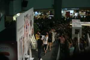 ดาวน์โหลดฟรี SHE At Causeway Point Singapore ( 7 พ.ย. 09) ภาพถ่ายหรือรูปภาพฟรีที่จะแก้ไขด้วยโปรแกรมแก้ไขรูปภาพออนไลน์ GIMP