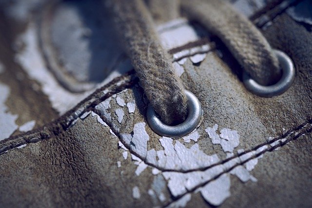 Bezpłatne pobieranie starych skórzanych sznurowadeł do butów za darmo zdjęcie do edycji za pomocą bezpłatnego edytora obrazów online GIMP