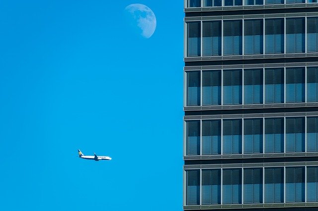 Бесплатно скачать небоскреб самолет луна небеса бесплатное изображение для редактирования с помощью бесплатного онлайн-редактора изображений GIMP