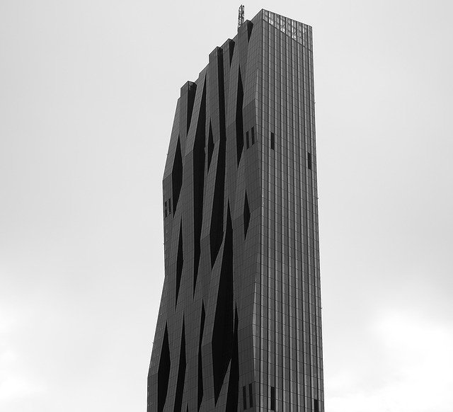 Bezpłatne pobieranie panoramy wieżowca ze szklaną fasadą bezpłatne zdjęcie do edycji za pomocą bezpłatnego edytora obrazów online GIMP