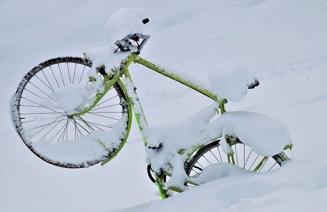 Baixe gratuitamente a imagem gratuita das rodas de bicicleta de neve do monte de neve para ser editada com o editor de imagens on-line gratuito do GIMP