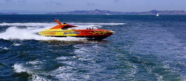 Scarica gratuitamente l'immagine gratuita di velocità dell'oceano della barca dell'acqua del motoscafo da modificare con l'editor di immagini online gratuito GIMP