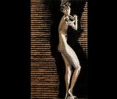 دانلود رایگان برهنه زن ایستاده که روی مقوای بازیافتی Amazon.com توسط دیوید رویتر، هنرمند/نوازنده، عکس یا تصویر رایگان برای ویرایش با ویرایشگر تصویر آنلاین GIMP کشیده شده است.