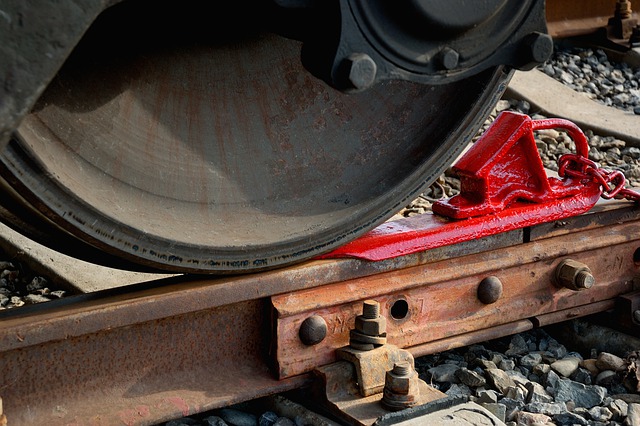 Scarica gratuitamente l'immagine gratuita della ruota arrugginita del treno da viaggio in acciaio da modificare con l'editor di immagini online gratuito di GIMP