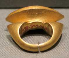 Kostenloser Download Steigbügelförmiger Ring mit länglicher Lünette mit Nagari-Skript Kostenloses Foto oder Bild zur Bearbeitung mit GIMP Online-Bildbearbeitung